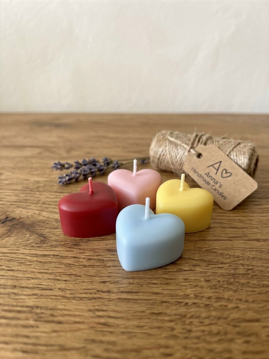 Candele a forma di cuore in cera: rossa, rosa, gialla e azzurra